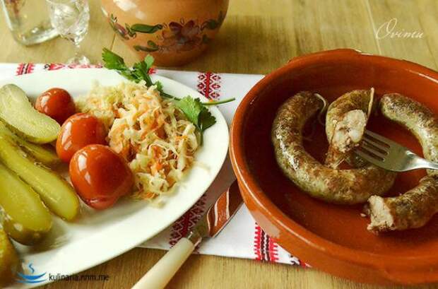 Украинская кухня. Колбаса жареная крестьянская в глечиках