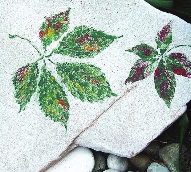 Снимите полиэтилен и листья. У вас получились цветные отпечатки листьев на камне.