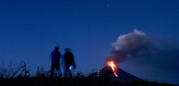 Сотрудники Никарагуанского института территориальных исследований наблюдают за извержением вулкана Момотомбо, 2 декабря