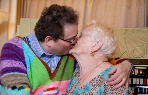 Любовь с первого взгляда: ей 83 года, а ему 40, и они вместе уже 16 лет
