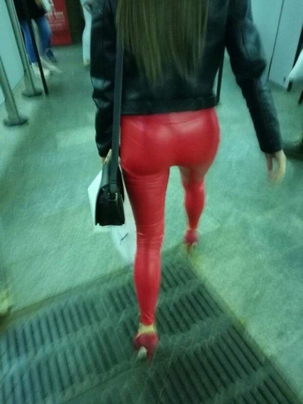 девушка в красных штанах
