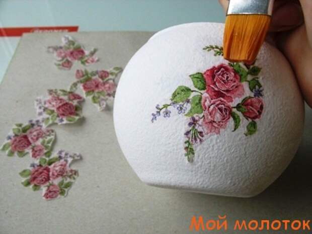 Декупаж стеклянной вазы с мозаикой из яичной скорлупы фото