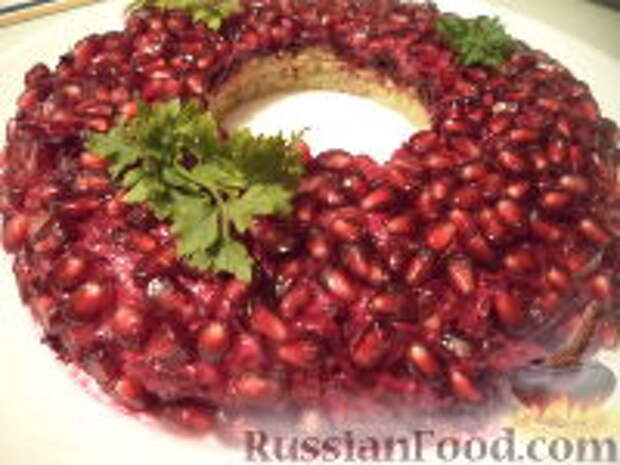 Фото к рецепту: Салат "Гранатовый браслет" с копченой курицей