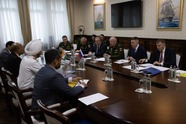 Замминистра обороны РФ генерал-полковник Александр Фомин провел встречу с Послом Индии в России Винаем Кумаром