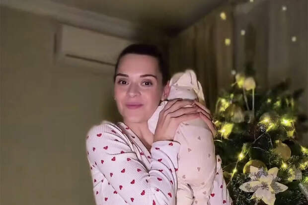 Фигуристка Аделина Сотникова снялась с новорожденным ребенком