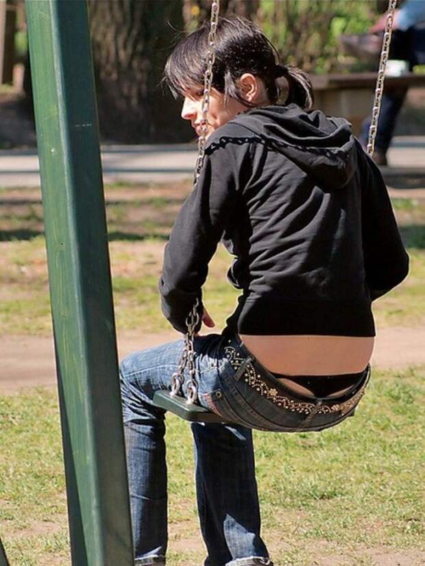 За джинсами с низкой талией трусов не удержать За джинсами с низкой талией трусов не удержать