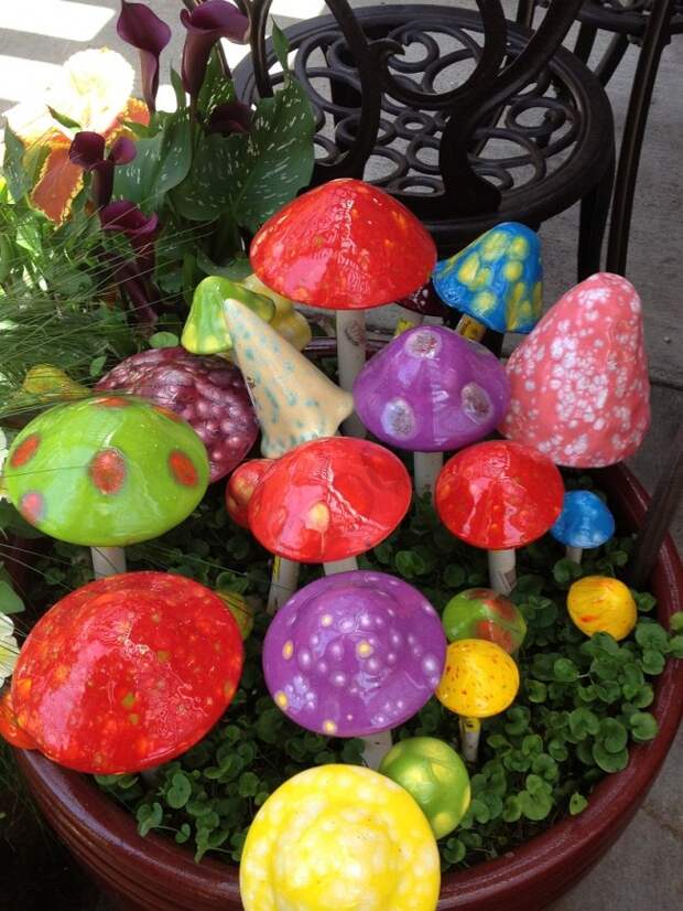 Украшения для сада своими руками. Шляпки разноцветных грибов для сада можно делать из очень многих материалов и старых вещей: игрушек, посуды, одноразовой тары и прочего