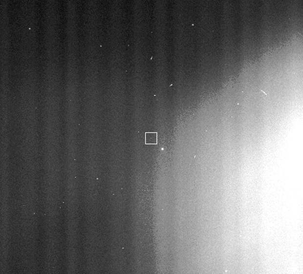 Крошечную точку Метоны удалось разглядеть на снимке с зонда Кассини в 2004 году