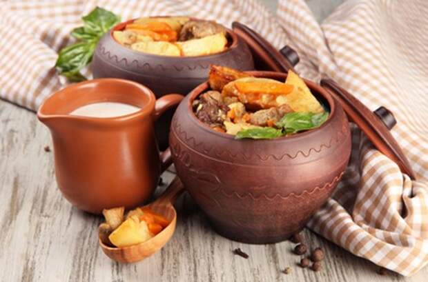 Традиционная посуда для кухни, керамические горшки на кухне Традиционная посуда для кухни, керамические горшки на кухне