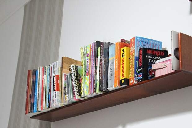 Не нужно, чтобы книги стояли слишком плотно друг к другу. / Фото: pxhere.com
