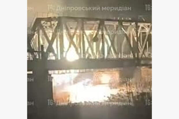 На Украине сгоревший после удара российского беспилотника мост попал на видео