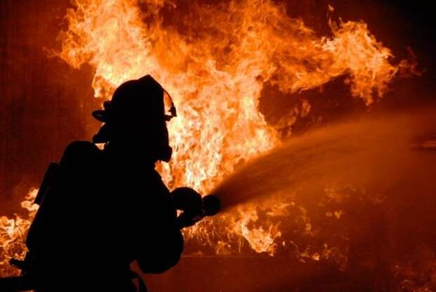 Крупный пожар произошел на пилораме в Иркутске