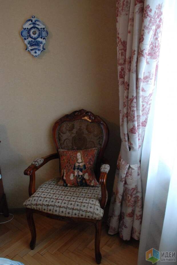 Уютное кресло, шторы из ткани туаль де жуи