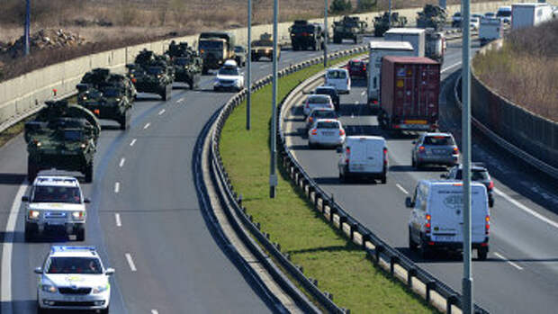 Конвой военной техники НАТО в районе Праги, Чехия. Архивное фото