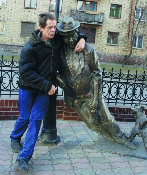 Прикольные фото со статуями