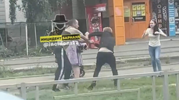 Драка в Барнауле / Кадр из видео: 