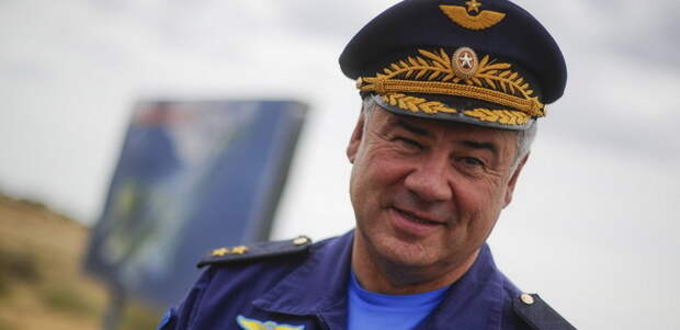 Воздушный парад на Красной площади возглавит главком ВВС РФ на Ту-160