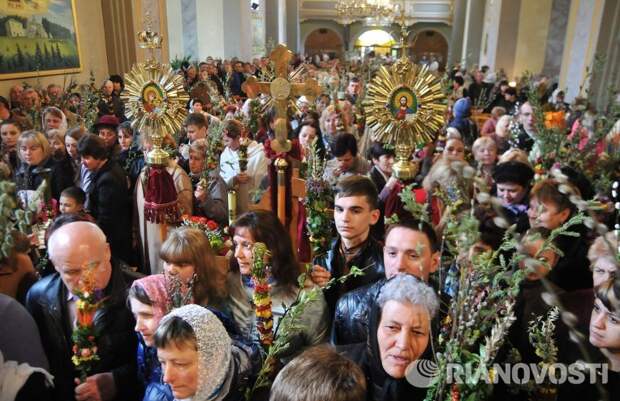Православные христиане встречают Вербное воскресенье