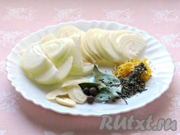 Лук нарезать полукольцами, чеснок нарезать пластинками, с апельсина и лимона снять цедру. Приготовить необходимые специи.