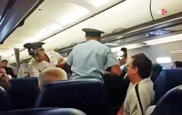 Пьяного дебошира сняли с рейса Новосибирск-Владивосток