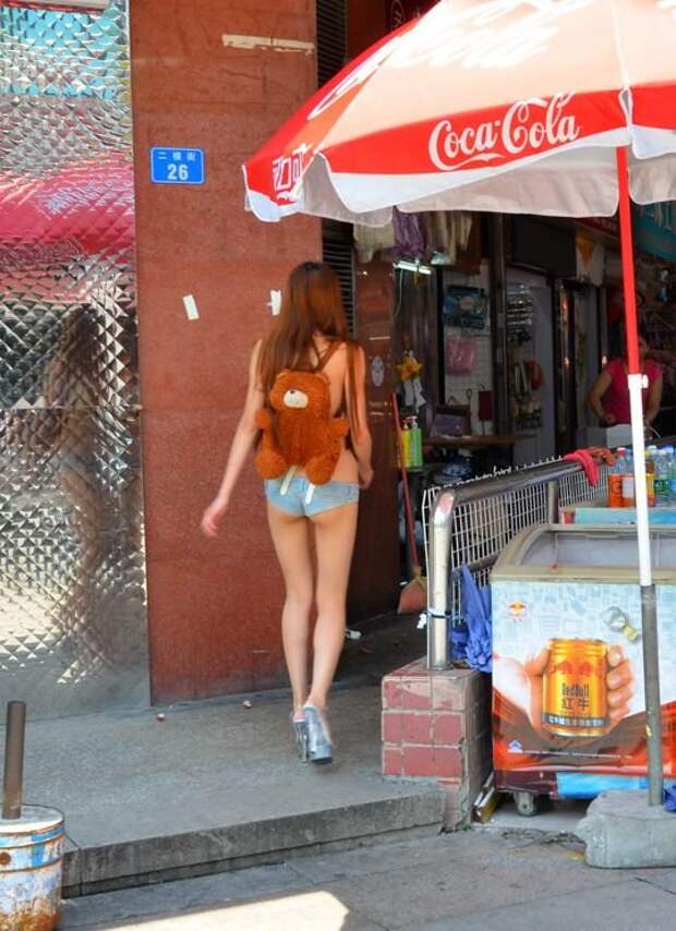 Девушка в коротких шортах на улицах города