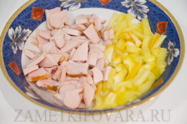 Салат из копченой курицы с фасолью