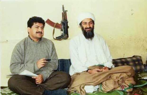 Пакистанский журналист Хамид Мир во время интервью с эмиром "Аль-Каиды" в Кабуле, 1997. Фото: © wikipedia.org/Hamid Mir