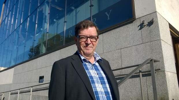 Paavo Väyrynen Turun pääkirjaston edessä.