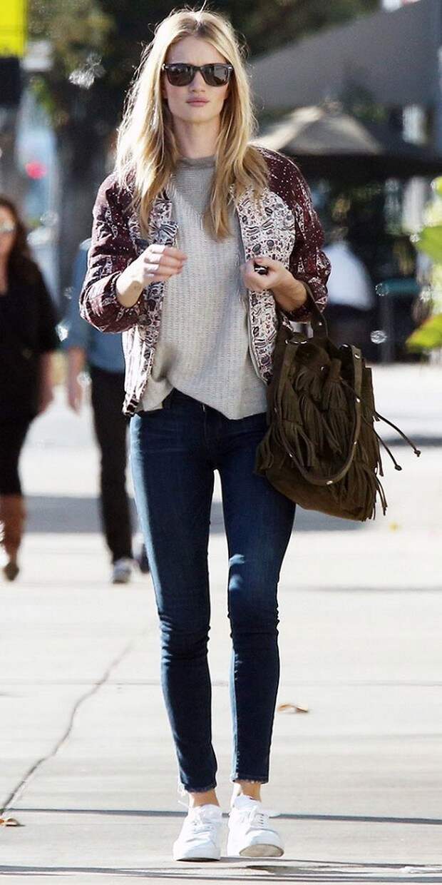 Supermodel Rosie Huntington-Whiteley is one of the followers of skinny jeans pants. And of course, how to mix her very versatile and eye-catching.