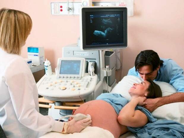 Pregnant Woman Getting an Ultrasound --- Image by © Jim Craigmyle/Corbis