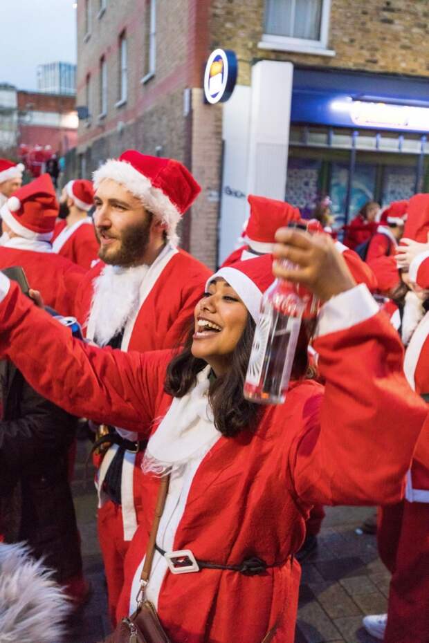 Santacon London 2018: грандиозная попойка Санта-Клаусов в Лондоне