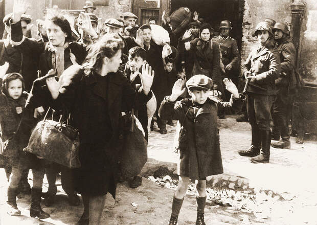 Фотография из рапорта Юргена Штропа, руководившего подавлением восстания в Варшавском гетто. Оригинальная подпись гласила: «Силой извлеченные из убежища». 
