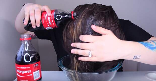 Она вылила себе на волосы 2 литра Кока-Колы. Я не ожидала увидеть такой результат…