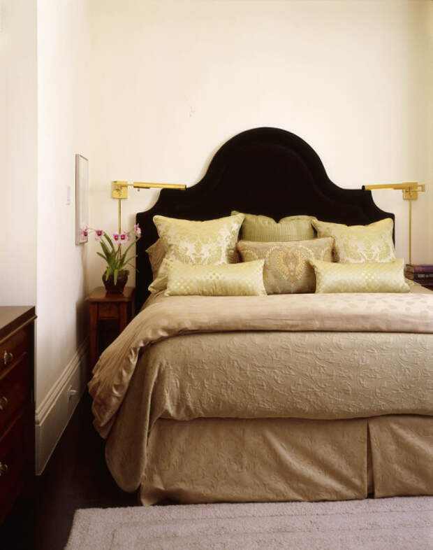9. Небольшая классическая прикроватная тумбочка кровать, тумбочка