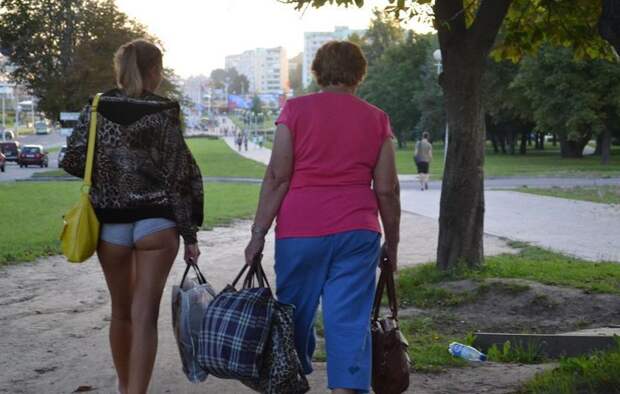 Вы тоже заметили, что у бабули сердечко на штанине?  девушки, прикол, юмор