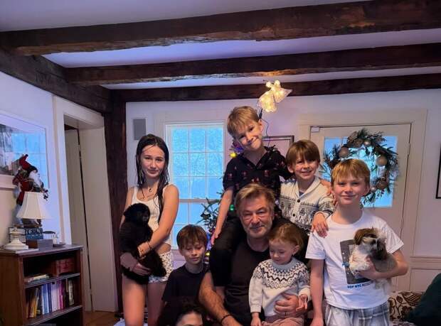 Актер Алек Болдуин показал своих повзрослевших семерых детей