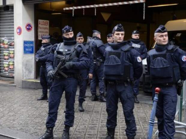 Мужчина с "поясом смертника" пытался ворваться в комиссариат Парижа