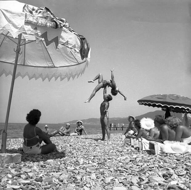 Отдыхающие на пляже санатория "Новые Сочи", 1956. (с) Давид Шоломович/Sputnik