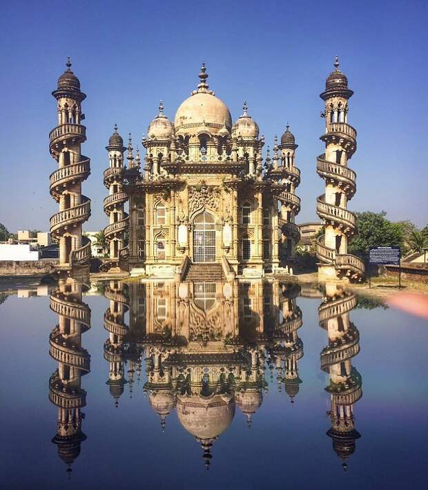 Издалека мавзолей напоминает Тадж-Махал (на худой конец его скромную копию Биби Ка Макбара), особенно, когда бассейн перед ним наполняется водой (Bahauddin Ka Maqbara, Индия). | Фото: keywordbaskets.com. Издалека мавзолей напоминает Тадж-Махал (на худой конец его скромную копию Биби Ка Макбара), особенно, когда бассейн перед ним наполняется водой (Bahauddin Ka Maqbara, Индия). | Фото: keywordbaskets.com.