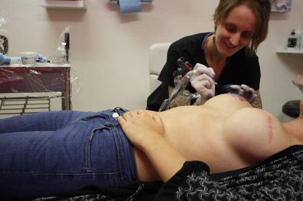 Она связалась с Холли Фенет, хозяйке тату-салона The Gilded Lily Design, специализирующегося на послеоперационных татуировках. Фенет работает с местными больницами и хирургами и помогает пациентам скрывать татуировками послеоперационные шрамы. болезнь, выздоровление, рак груди, тату