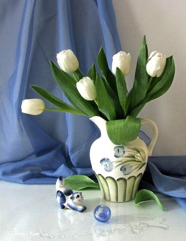 Татьяна Ким Белые тюльпаны на синем  Весенние натюрморты (539x700, 266Kb)