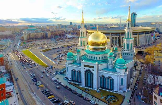 Третьего дня Путин заявил, что в парке "Патриот" построят новую мечеть. Он не только сообщил об этом, но и всецело поддержал идею. Новость об этом опубликовали на канале RT.-4