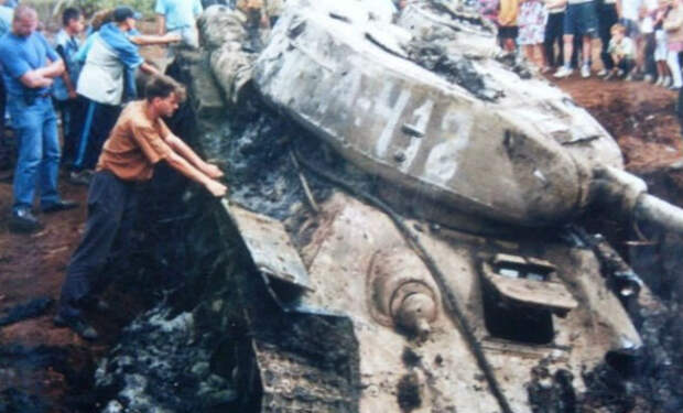Т-34 из болота: достали и завели