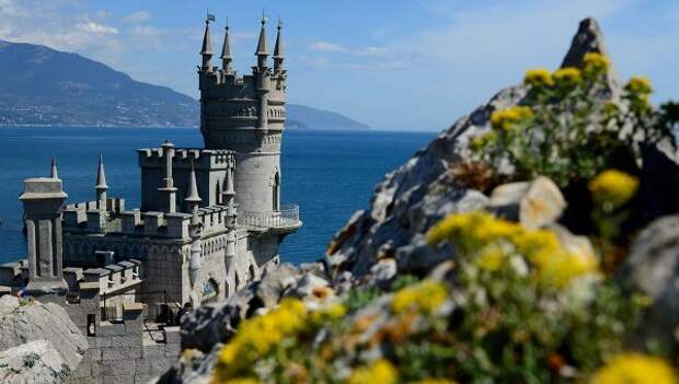 Крым, памятник архитектуры Ласточкино гнездо. Архивное фото