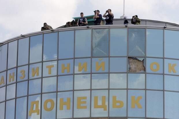 В 2012 году в рамках реконструкции аэропорта была построена новая взлетно-посадочная полоса длиной 4 км и шириной 75 м. На фото: наблюдатели ОБСЕ на месте разрушенного аэропорта Донецка