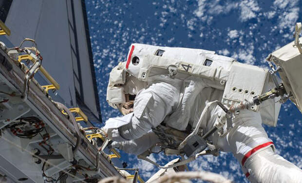 Космонавты нашли на внешней стороне МКС ровные отверстия. Они уверены, что их сделали из космоса