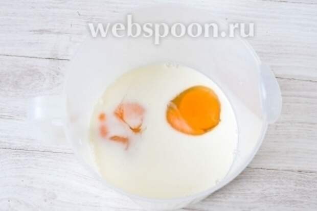 В глубокую ёмкость забиваем куриные яйца и наливаем сливки.