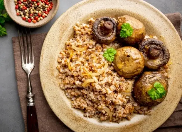 Гречка грибами и луком.