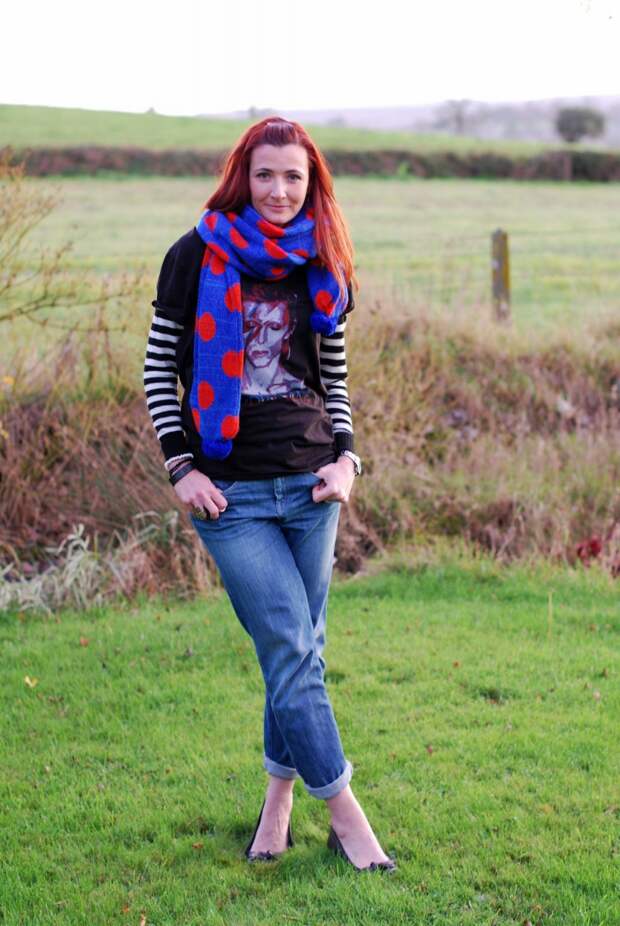 4 Ways to Wear a David Bowie t-shirt | With boyfriend jeans and a polka dot scarf