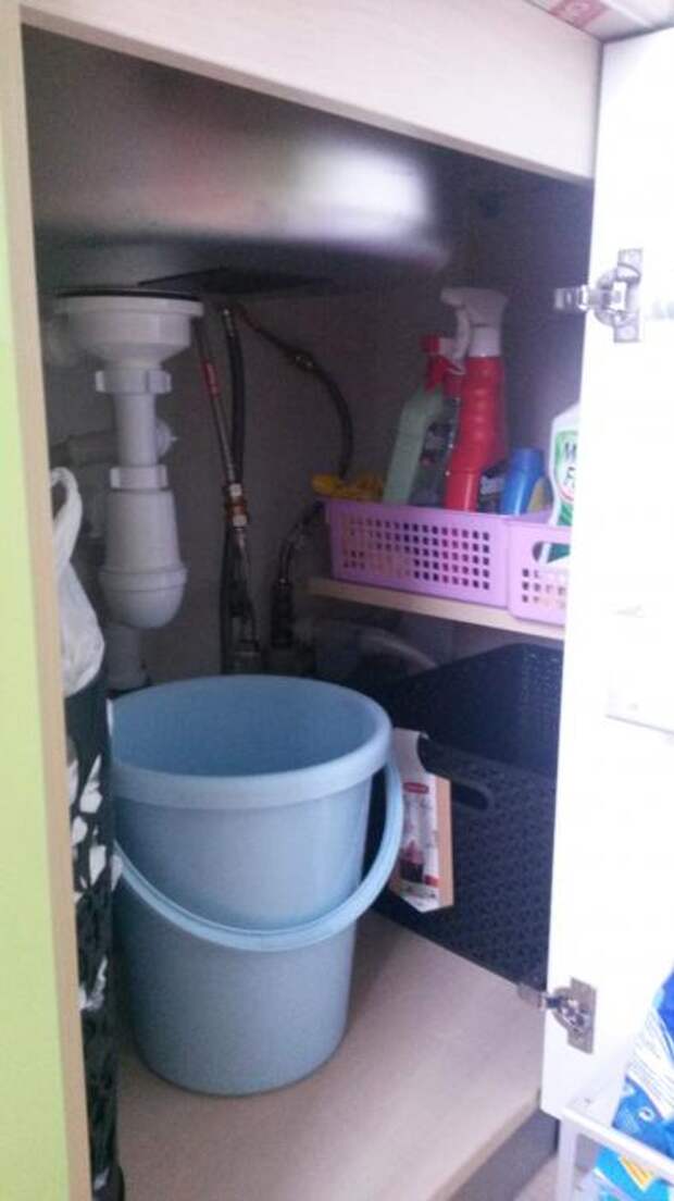 Ведро для бытовых отходов на кухне, как организовать пространство под кухонной мойкой